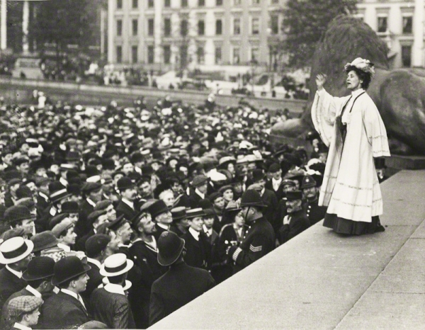 1908년 10월 11일 트라팔가 광장에서 연설하는 에멀린 팽크허스트 ⓒ여성신문