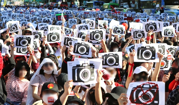 지난 5월 18일 서울 종로구 대학로에서 열린 ‘불법촬영 편파수사 규탄시위’에 참여한 여성들이 불법촬영을 비판하는 퍼포먼스를 벌이고 있다. ⓒ이정실 여성신문 사진기자