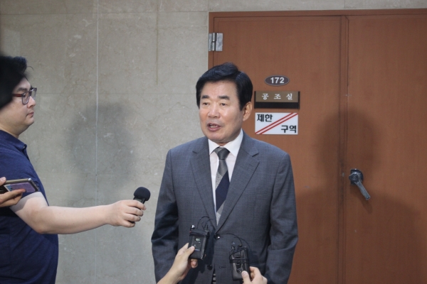 더불어민주당 당대표 경선에 출마한 김진표 의원이 19일 오전 국회 정론관 바깥에서 취재진의 질문에 답하고 있다. ⓒ장운경 여성신문 인턴기자