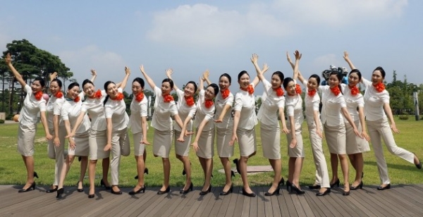 제주항공 신입승무원들이 18일 오후 김포공항 내 잔디밭에서 새로 지급받은 유니폼과 구두를 착용하고 기념촬영을 하고 있다. ⓒ제주항공
