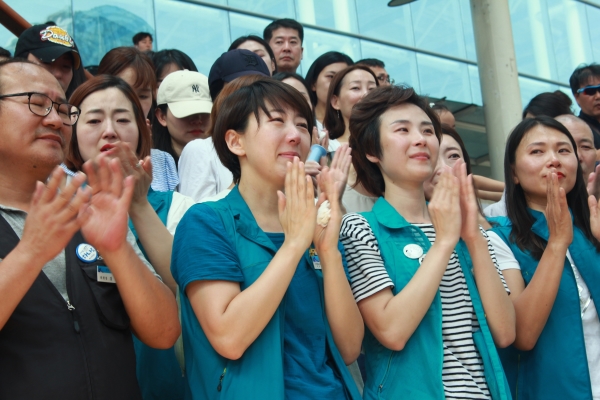 21일 한국철도공사와 정규직 복직에 합의한 KTX해고 여승무원들이 이날 오후 2시 서울역에서 교섭 보고대회와 천막농성 해단식을 가졌다. ⓒ진주원 여성신문 기자