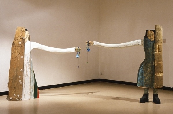 윤석남, 종소리, Mixed Media, 2002. 조선시대 시조시인이었던 기생 이매창과 작가를 상징하는 두 여성은 팔을 뻗어 시대를 뛰어넘는 만남을 표현한다. ⓒ윤석남