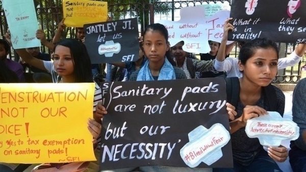 지난해 6월 16일 인도 콜카타에서 열린 ‘생리대 사치세 취소’ 요구 시위 ⓒFlickr/Naar