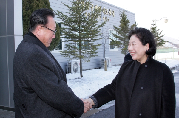 현정은 현대그룹 회장이 지난 2014년 12월 24일 개성에서 북한 김양건 아태위원장을 만나 악수를 하고 있다. ⓒ뉴시스·여성신문
