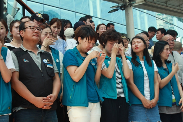 2018년 7월 21일 한국철도공사와 정규직 복직에 합의한 KTX해고 여승무원들이 눈물을 흘리고 있다. ⓒ여성신문