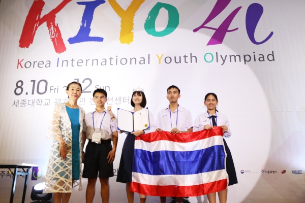 대상을 받은 태국 학생들과 한미영 세계여성발명기업인협회 회장이 기념사진을 찍고 있다. ⓒ세계여성발명기업인협회