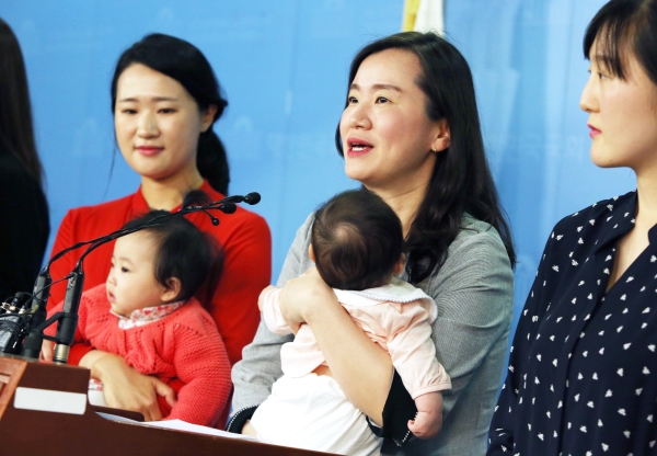 신보라 자유한국당 의원이 워킹맘들과 함께 서울 여의도 국회 정론관에서 ‘일·가정 양립을 위한 패키지 법안 발의’기자회견을 열고 있다. ⓒ이정실 여성신문 사진기자