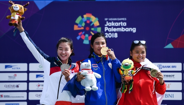 이다겸 선수가 웃으며 은메달을 들고있다. (왼쪽) ⓒ뉴시스·여성신문