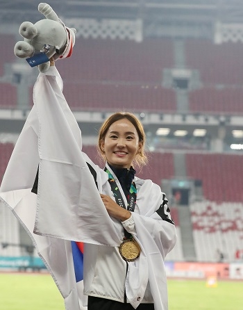 지난 26일 정혜림 선수가 여자100m 허들에서 금메달을 목에 걸었다. ⓒ뉴시스·여성신문
