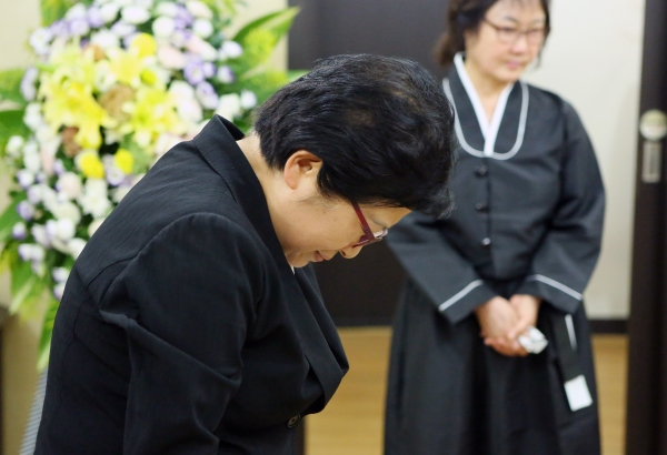 정현백 여성가족부 장관이 12시 30분경 장례식장을 찾아 자매를 추모했다. ⓒ이정실 여성신문 사진기자