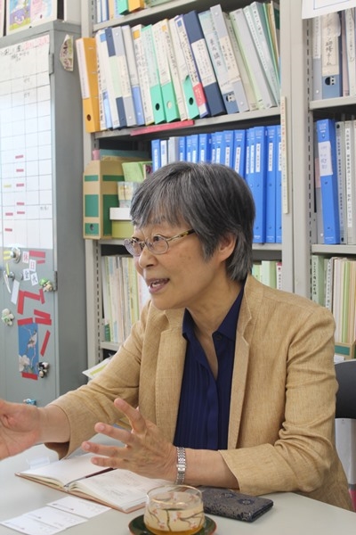 다나카 후미코(Tanaka Fumiko) 오사카 어린이 정보·연구센터 이사는 “빈곤, 차별 등은 우리 사회 구조 전체의 문제”라며 “미혼모 문제도 같은 원리로 봐야 한다”고 말했다. ⓒ오사카=이유진 기자