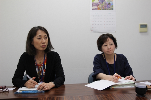 후아다 도시코 동오사카시보건소 과장(왼쪽)과 다노우에 교코 동오사카시보건소 모자보건·감염증과 보건사(오른쪽)가 10대엄마교실에 대해 설명하고 있다. ⓒ진주원 여성신문 기자
