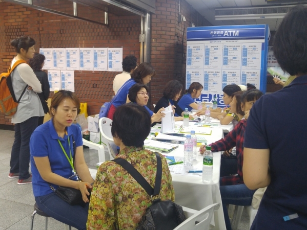 ‘성북구 여성일자리 취업박람회’에 참여한 시민들이 상담을 받고 있다. ⓒ성북구청