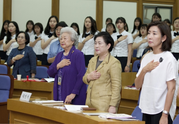 1일 국회 의원회관에서 한국 최초의 여성인권선언문 여권통문 발표 120년 기념행사가 열려 참석자들이 국민의례를 하고 있다. ⓒ이정실 여성신문 사진기자