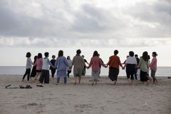 여성회의 마지막 날인 1일 오전 참가자들이 옥계해변에서 서클댄스를 추고 있다. ⓒ정운 사진작가