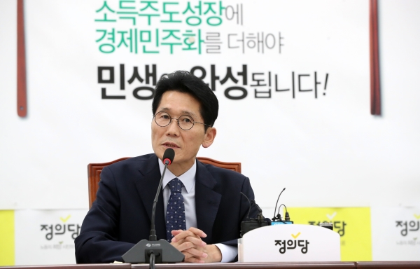 정의당 윤소하 원내대표가 6일 오전 서울 여의도 국회에서 정기국회 관련 기자간담회를 하고 있다. ⓒ뉴시스ㆍ여성신문