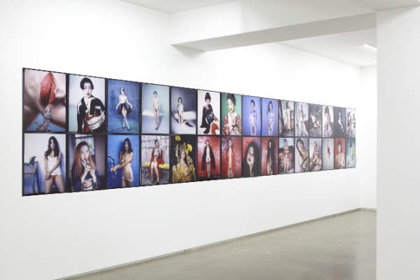 2013년 5월부터 6월까지 일본 도쿄 타카 이시이 갤러리에서 열린 아라키 노부요시의 전시의 한 장면. ⓒ아라키 노부요시 홈페이지 캡처
