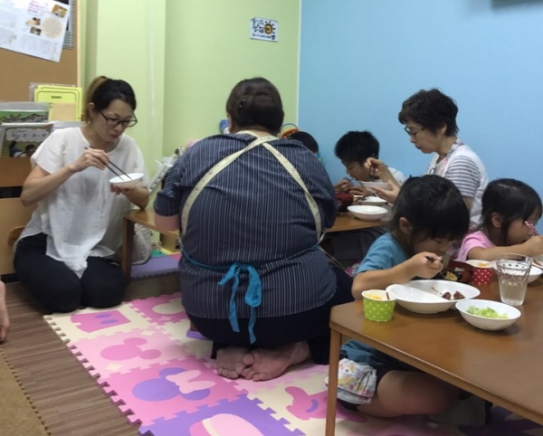 어린이식당 히나타에서 아이들과 자원봉사자들이 함께 식사하는 모습 ⓒ이유진 여성신문 기자