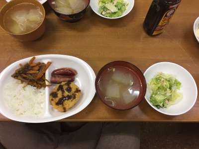 일본 카스카베 어린이식당 ‘히나타’의 한끼 식사. 식당에 따라 무료로 운영하기도 하고 식비를 받기도 한다. 히나타는 한끼 300엔을 받는다. ⓒ진주원 여성신문 기자