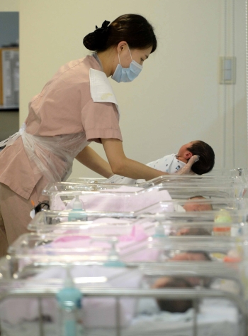 서울 강남구의 한 산부인과 신생아실에서 간호사가 아기들을 돌보고 있다. ⓒ뉴시스·여성신문
