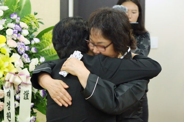 정현백 여성가족부 장관이 8월 28일 서울 중구 국립중앙의료원 장례식장에 마련된 ‘단역배우 자매’ 빈소에서 조문 후 어머니를 안고 위로를 하고 있다. ⓒ이정실 여성신문 사진기자