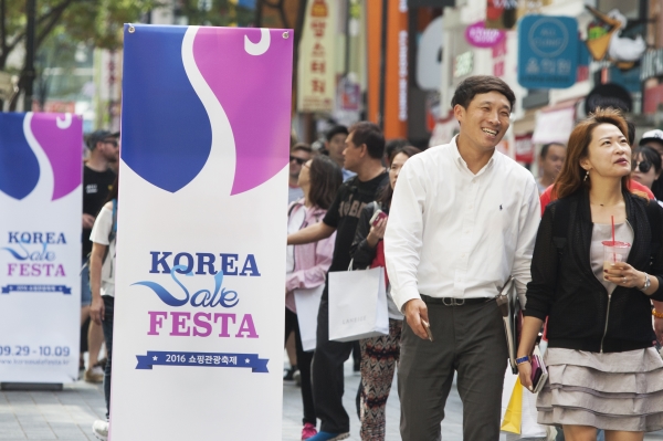 서울 중구 명동거리에 ‘코리아 세일 페스타’를 알리는 광고물이 세워져 있다. ⓒ이정실 사진기자