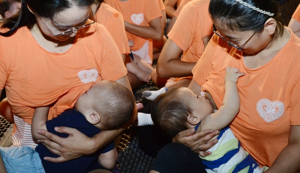 서울 강동구청이 세계 모유 수유주간(8월1~7일)을 맞아 천호역 만남의광장에서 연 모유수유 플래시몹에 참가한 여성들이 아기에게 젖을 먹이고 있다. ⓒ뉴시스·여성신문