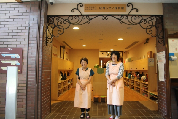 도쿄의 유일한 24시간 인가보육시설인 세이이쿠 시세이 보육원(어린이집)의 원장과 교사 ⓒ진주원 여성신문 기자