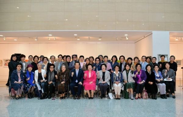 지난 1일 국회의원회관 내 아트갤러리에서 열린 한국여성미술인 120인 전 ‘역사, 여성, 미래’ 오프닝 행사에 참석한 정세균 전 국회의장, 이배용 역사·여성·미래 이사장, 신용현 국회의원을 비롯해 참가 작가들이 기념 촬영을 했다. ⓒ(사)역사·여성·미래