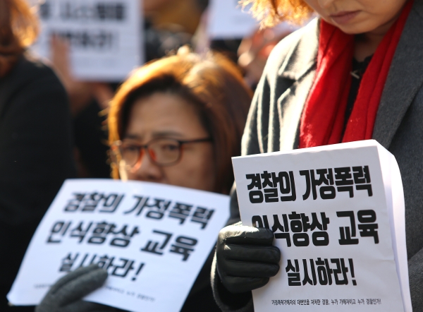 (참고사진)가정폭력피해자보호시설에 침입한 가해자에 무대응으로 일관한 경찰을 규탄하는 기자회견이 9일 서울 서대문구 경찰청 앞에서 열리고 있다. ⓒ이정실 여성신문 사진기자