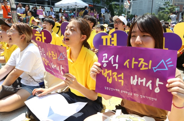 지난 8월 15일 서울 종로구 주한 일본대사관 앞 평화로에서 제6차 세계 일본군‘위안부’ 기림일 맞이 세계연대집회 및 제 1348차 일본군성노예제 문제해결을 위한 정기수요시위가 열리고 있다. ⓒ이정실 여성신문 사진기자
