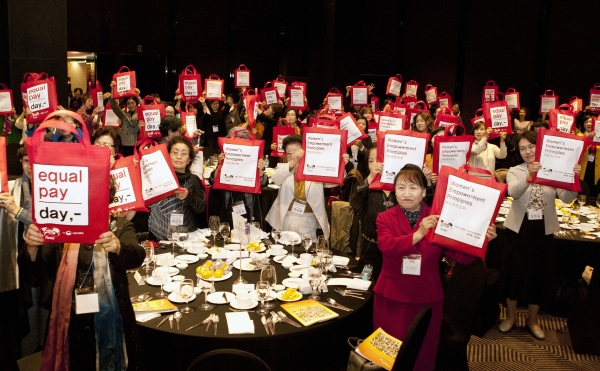 19일 서울 더플라자 호텔에서 열린 전문직여성 한국연맹 50주년 기념 행사에 참석한 회원들이 기념 세레모니를 하고 있다. ⓒ이정실 여성신문 사진기자