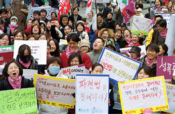 Over 300 young woman activists at the Mar. 8 Rally in Myongdong organized by the Difference Is Power! Womens Alliance