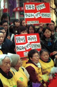 With a few days left to Mar. 1, the anniversary of the uprising against Japanese colonial rule, teachers from the Korea Teachers Union and grandmas who were once comfort women gather to protest the revision of Japanese history textbooks