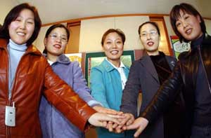 The women who succeeded after 4 years in invalidating their dismissal by Allianz First Life, and their supporters from Womenlink Korea