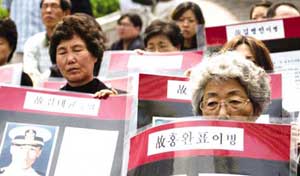 Mothers of soldiers, members of AFUDVA, organized a rally in front of Myongdong Cathedral on May 28 calling for investigations and administrative measures regarding unexplained deaths in the army.
