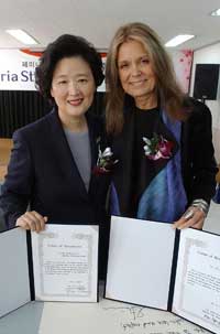 Gloria Steinem, posing for the camera with The Womens News president Lee Gye Gyung after visiting the paper and signing the certificate consenting to be the honorary advisor to The Womens News.
