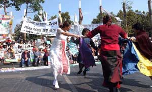 At the October 8 Anti-War Pro-Peace Culture Fest held in Insa-dong on the anniversary of the US attack on Afghanistan, participating women perform a dance of peace.