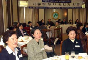 The wives of the main presidential candidates gather on November 12 to share their opinions on ‘the role of the first lady.’ From the left: Kang Ji Yeon (Mrs. Kwon), Kim Young Myeong (Mrs. Chung), Kwon Yang Sook (Mrs. Roh)