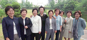 Women have gathered to launch all-out preparations for next years General Election. From left: Representative Cho Hyun-oak of the Democratic Alliance for Womens Political Empowerment, Director Kim Kum-rae of the Womens Bureau, Grand National Party, Representative Lee Oh Kyung-sook of the KWAU, President Lee Chun-ho of the Women Voters League, President Choi Hyun-sook of the Womens Committee, Democratic Labor Party, Executive member Oh Jeong-rye of the Peoples Party for Reform, Professor Kim Min-jeong of the University of Seoul, Executive member Go Eun Gwang-soon of the Women Politicians Bodyguard HQ, Director Yoo Seung-hee of the Womens Bureau, New Millennium Democratic Party.