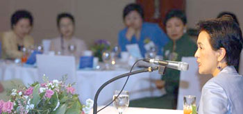 Minister of Justice Kang Kum-sil revealing her thoughts on womens issues such as the abolishment of the hoju system and legislation of the Anti-Prostitution Act in front of a meeting with 50 women organized by The Womens News on June 2.