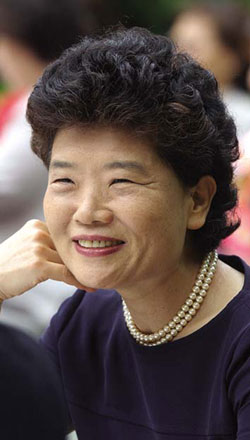 Kim Kyeong-im, former head of the Cultural Affairs Bureau of the Ministry of Foreign Affairs and Trade and currently serving as ambassadress to Tunisia, the second woman ambassador in the history of Korean foreign diplomacy. She was the first woman to pass the foreign diplomat examination in 1978, and served as the first woman director-general in the Ministry of Foreign Affairs, setting records in the history of women public servants.