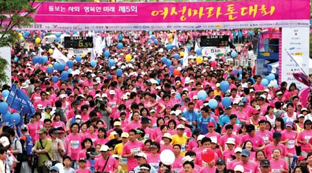 On May 1, 2005, The Womens New and the City of Seoul were proud to co-host the fifth annual “Female Marathon Games”, alongside the citys “Hi Seoul Festival