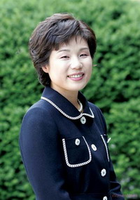 Hyoseon Kim Publisher of the Womens NewsHyoseon Kim was born in 1961. She obtained a Bachelors degree in sociology and a Masters degree in womens studies, both from Ewha University. She joined the Womens News as a staff member at its inception. Since the death of Goh Jung-Hee, first editor-in chief, she had worked as chief editor for more than 10 years, and became publisher in 2003.