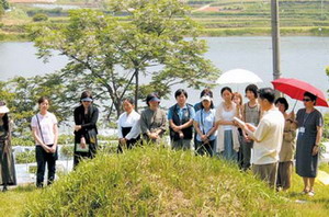 Sharing a moment of silence at Goh Jung-Hees grave are members of the Alternative Culture association. At the far left is Park Heran, chairperson of the editorial committe of The Womens News.