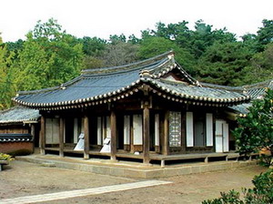 The home of Huh Nansolhon, a feminist poet, looks a little shabby compared to the home of Shin Saimdang who is revered as the 