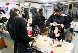 Former sex-industry workers prepare for their new lives by studying hairdressing and beautician skills at a self-supporting training center in Seoul. The Ministry of Gender Equality has been assigned a budget of KRW 22.1 billion to support former sex-industry workers as they begin their new lives.