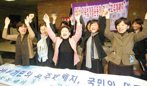 Building on the previous years efforts, Korean women made landmark achievements in the first half of the year. Here are the headlines related to women issues from all spectrums of society.