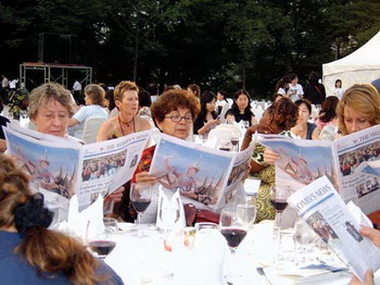 Foreign participants who were reading The Womens News during the International Interdisciplinary Congress on Women(IICW) in June, 2005