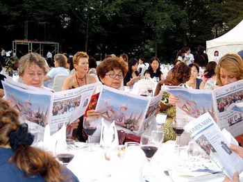 International participants of International Interdisciplinary Congress on Women(IICW) reading the English edition of the Women’s News in June 2005. Since 2000, Women’s News is also focusing on establishing an international network of women.